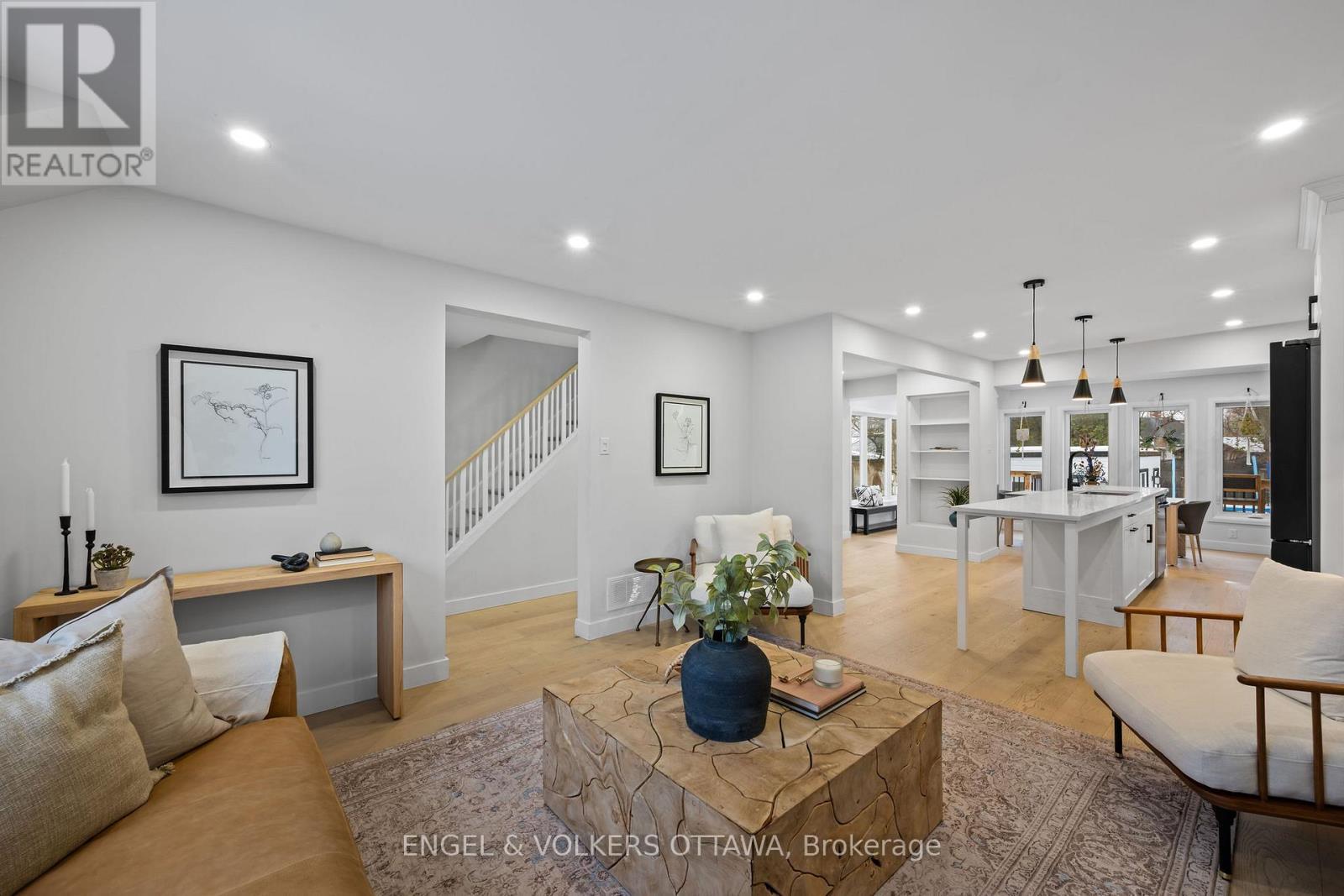 22 Harvard Avenue, Ottawa, ON - Indoor Photo Showing Living Room