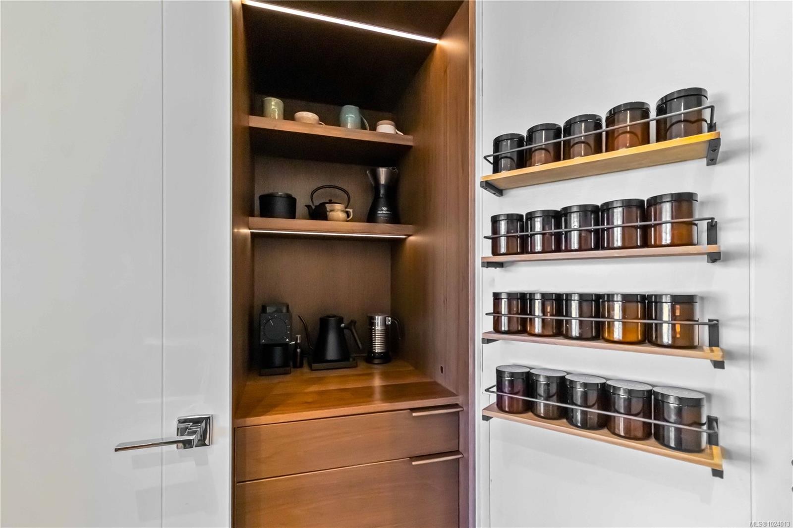 308-369 Tyee Rd, Victoria, BC - Indoor Photo Showing Other Room