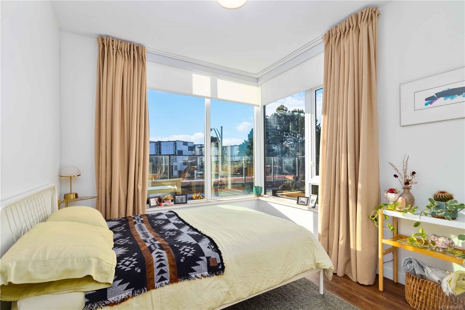 308-369 Tyee Rd, Victoria, BC - Indoor Photo Showing Bedroom