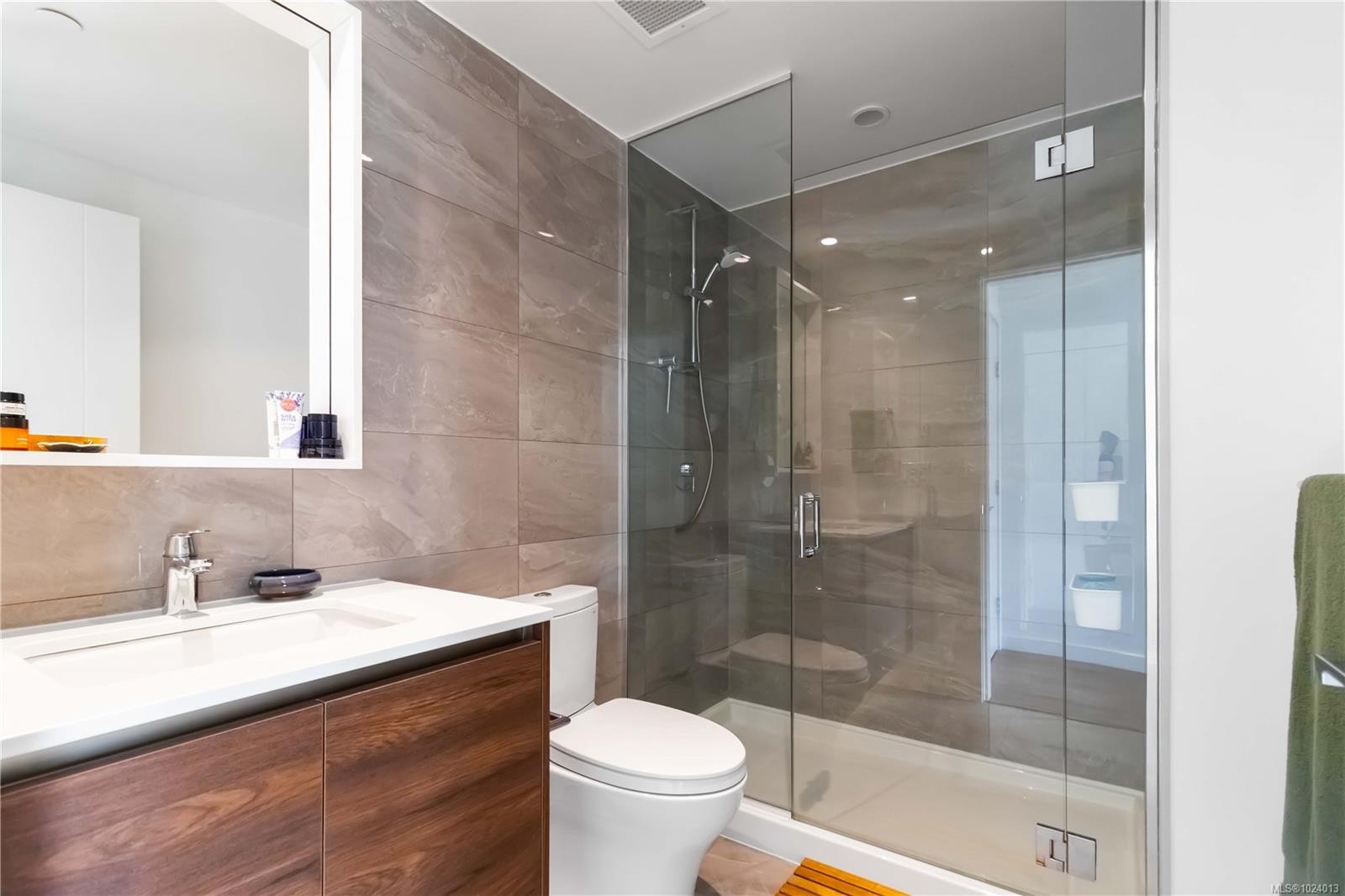 308-369 Tyee Rd, Victoria, BC - Indoor Photo Showing Bathroom