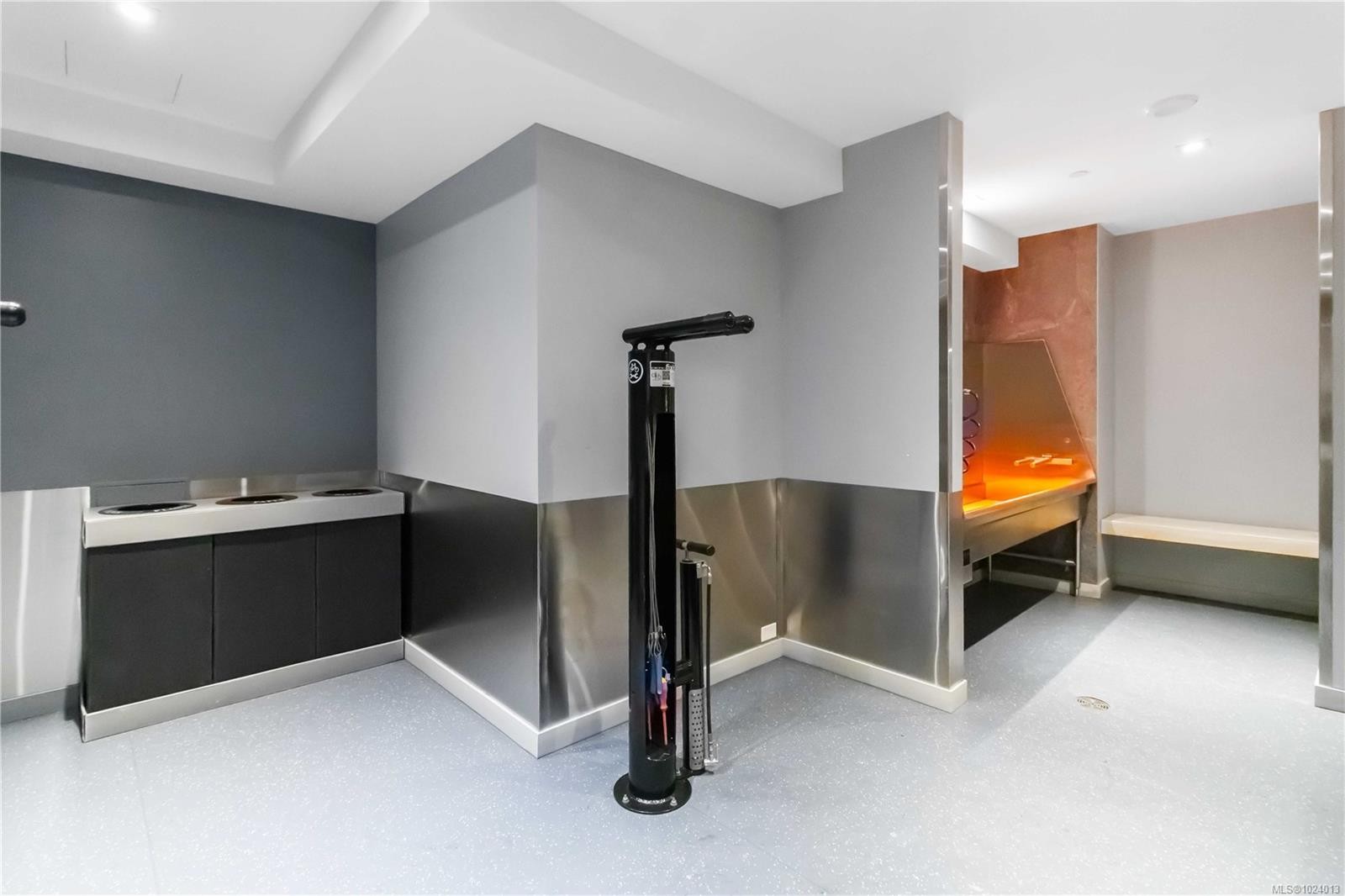 308-369 Tyee Rd, Victoria, BC - Indoor