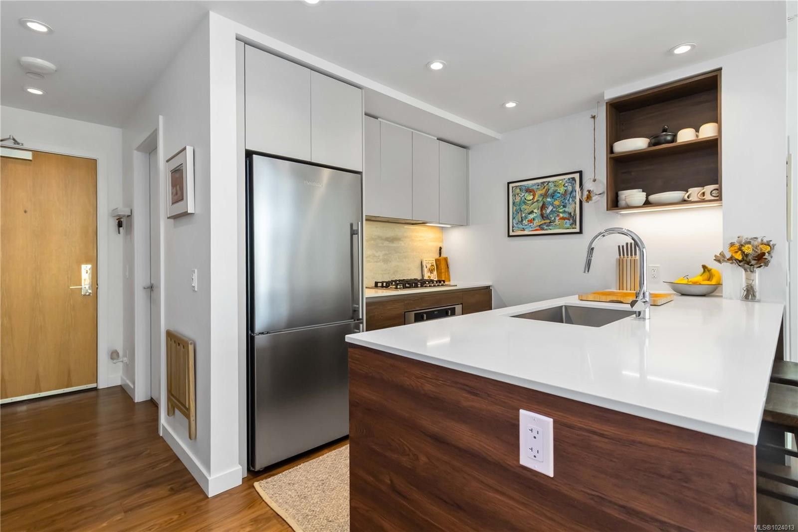 308-369 Tyee Rd, Victoria, BC - Indoor Photo Showing Kitchen With Upgraded Kitchen