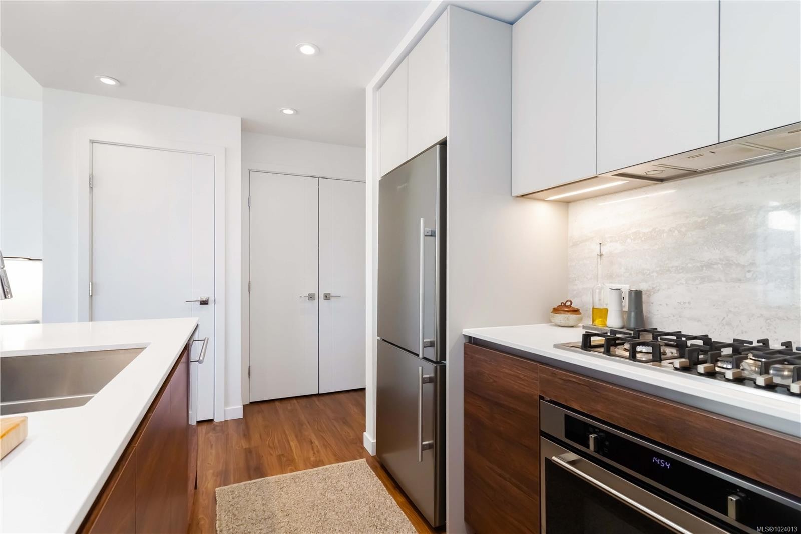 308-369 Tyee Rd, Victoria, BC - Indoor Photo Showing Kitchen With Double Sink With Upgraded Kitchen