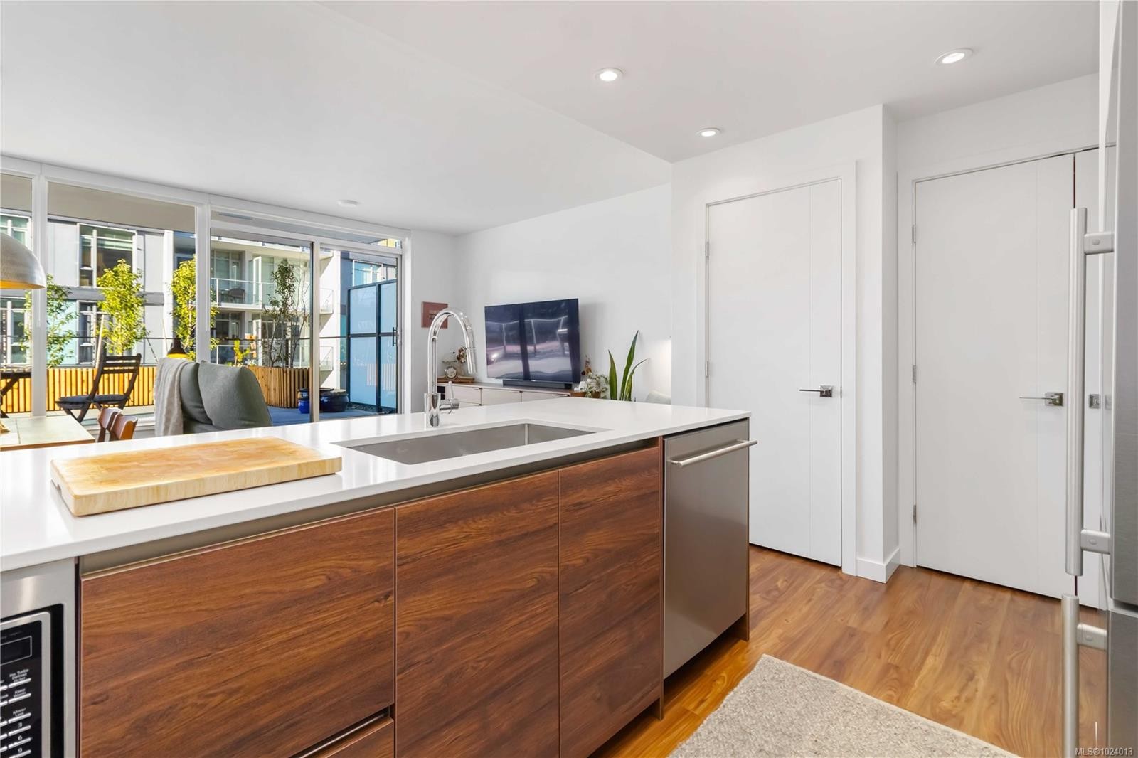 308-369 Tyee Rd, Victoria, BC - Indoor Photo Showing Kitchen