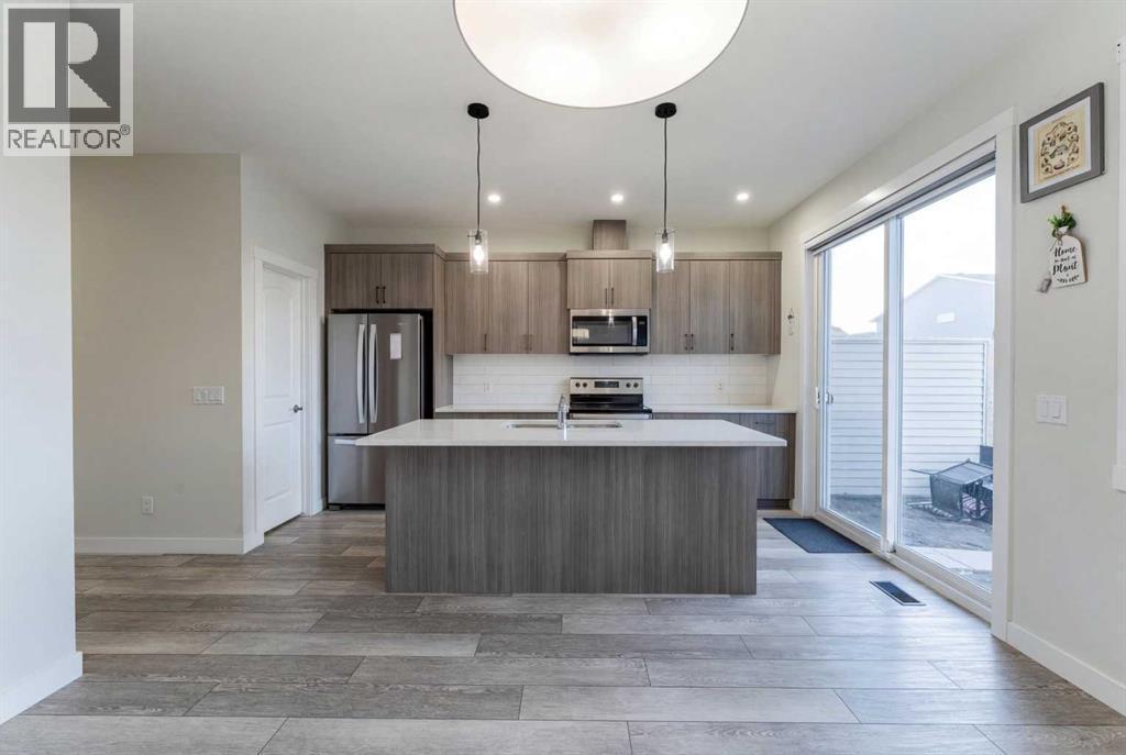 449 Chinook Winds View Sw, Airdrie, AB - Indoor Photo Showing Kitchen With Upgraded Kitchen