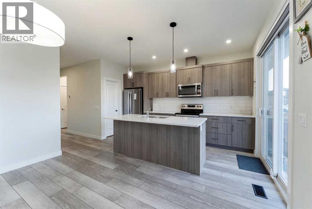 449 Chinook Winds View Sw, Airdrie, AB - Indoor Photo Showing Kitchen With Upgraded Kitchen