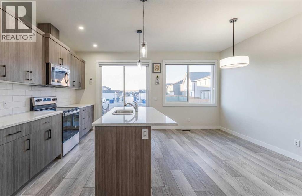 449 Chinook Winds View Sw, Airdrie, AB - Indoor Photo Showing Kitchen With Double Sink With Upgraded Kitchen
