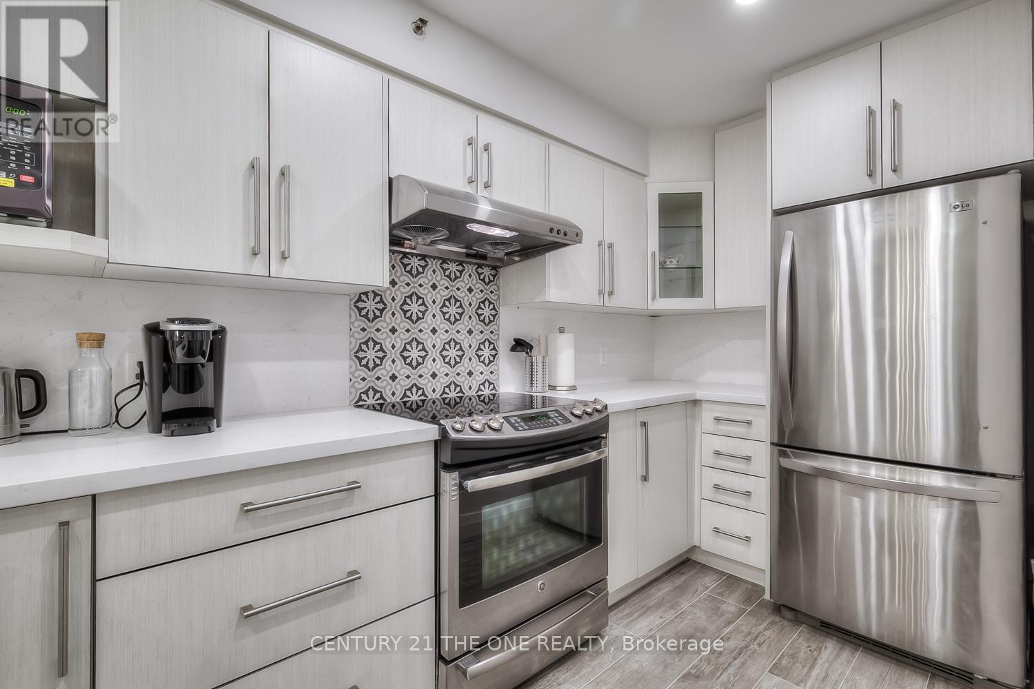 710 - 75 Weldrick Road E, Richmond Hill, ON - Indoor Photo Showing Kitchen With Upgraded Kitchen