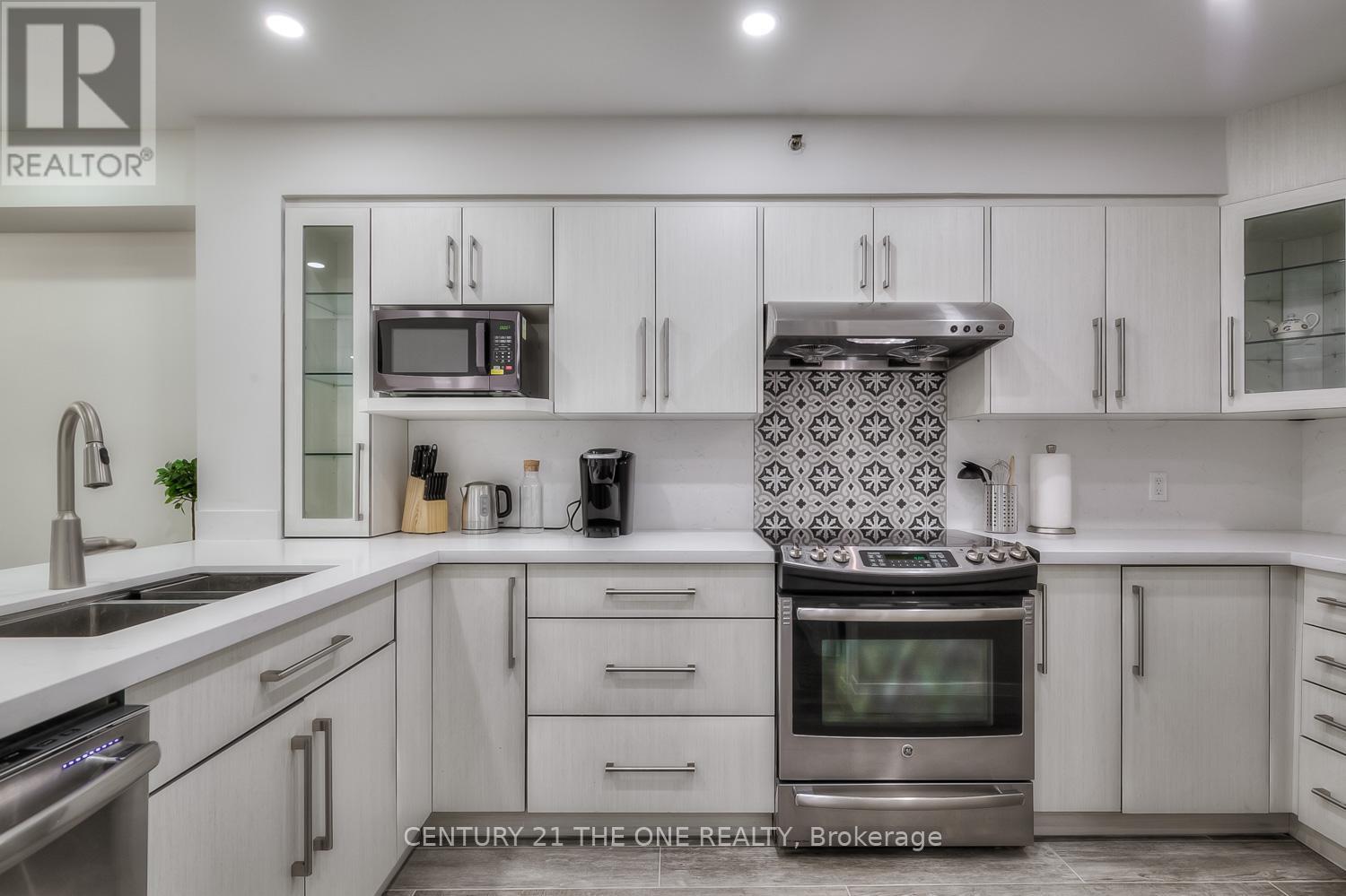710 - 75 Weldrick Road E, Richmond Hill, ON - Indoor Photo Showing Kitchen With Double Sink With Upgraded Kitchen