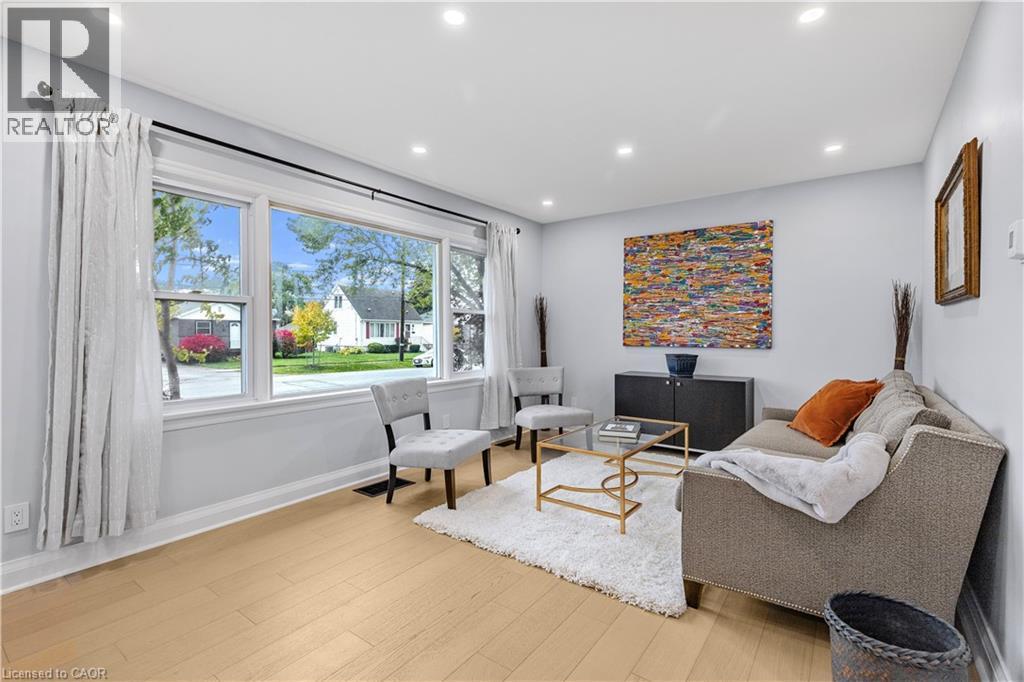 9 Admiral Road, St. Catharines, ON - Indoor Photo Showing Living Room