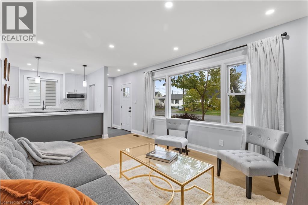 9 Admiral Road, St. Catharines, ON - Indoor Photo Showing Living Room