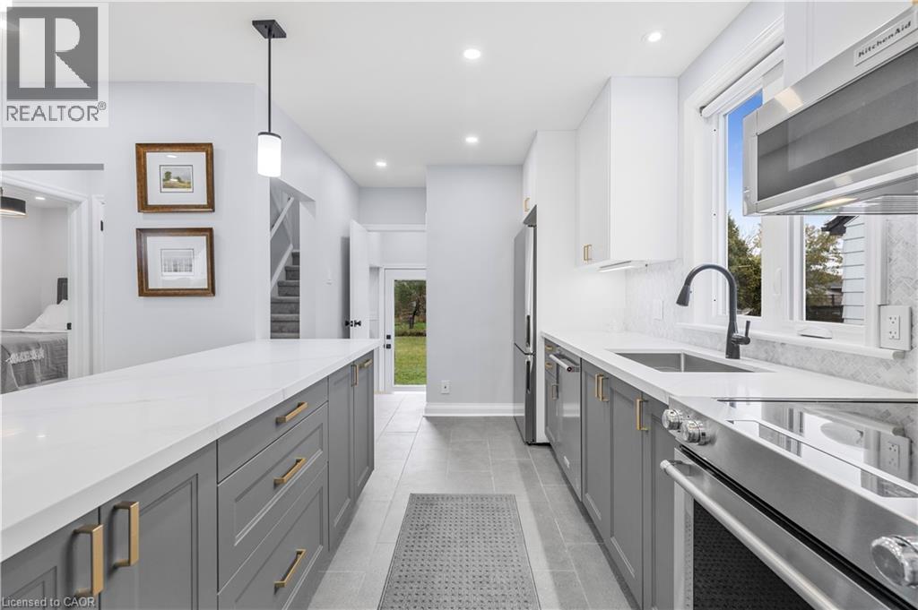 9 Admiral Road, St. Catharines, ON - Indoor Photo Showing Kitchen With Upgraded Kitchen