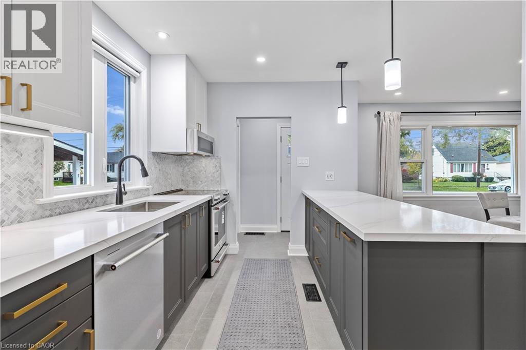 9 Admiral Road, St. Catharines, ON - Indoor Photo Showing Kitchen With Upgraded Kitchen