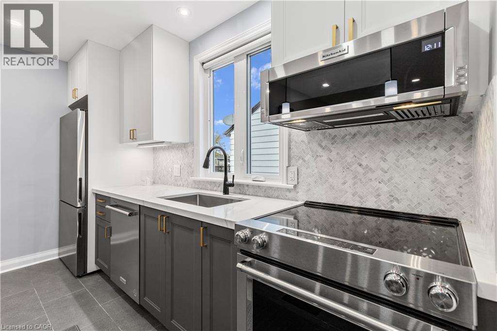 9 Admiral Road, St. Catharines, ON - Indoor Photo Showing Kitchen With Upgraded Kitchen