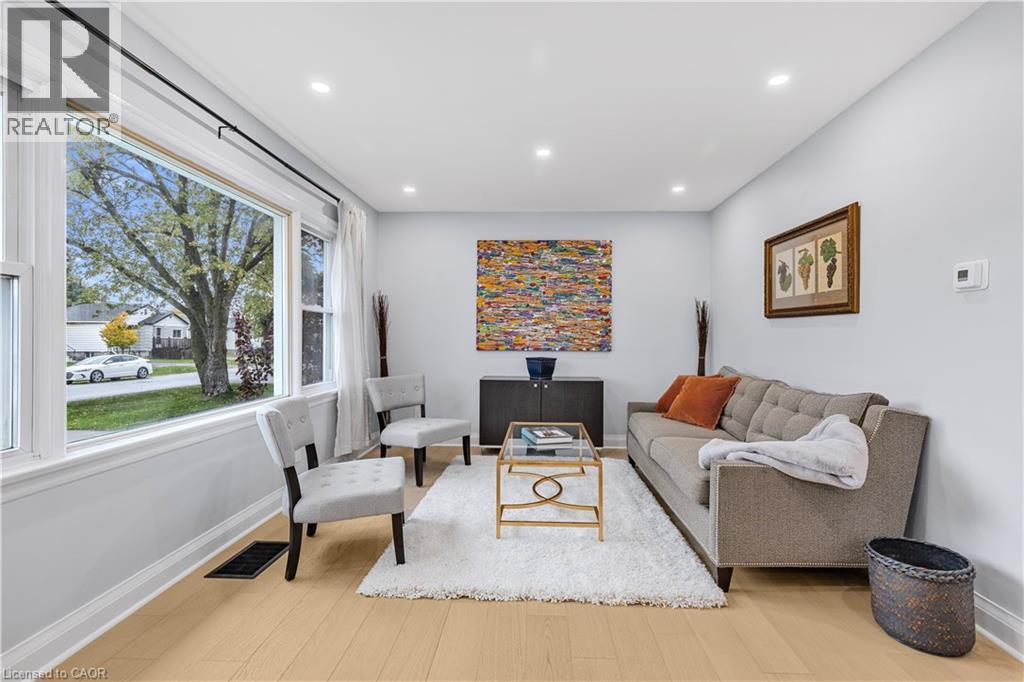 9 Admiral Road, St. Catharines, ON - Indoor Photo Showing Living Room