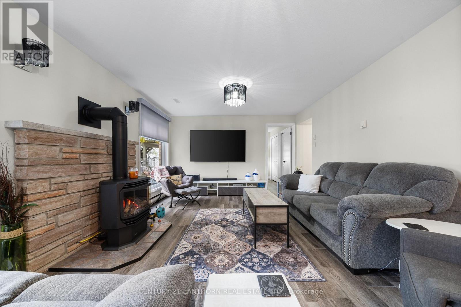 212 Main Street, Deseronto (Deseronto (Town)), ON - Indoor Photo Showing Living Room With Fireplace