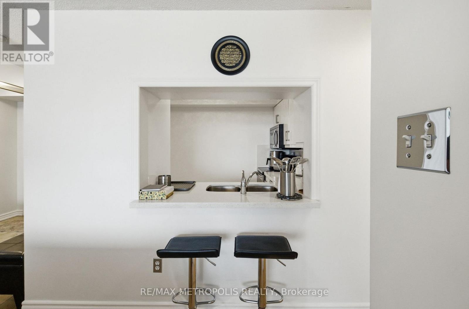 1501 - 11 Townsgate Drive, Vaughan, ON - Photo Showing Other Room