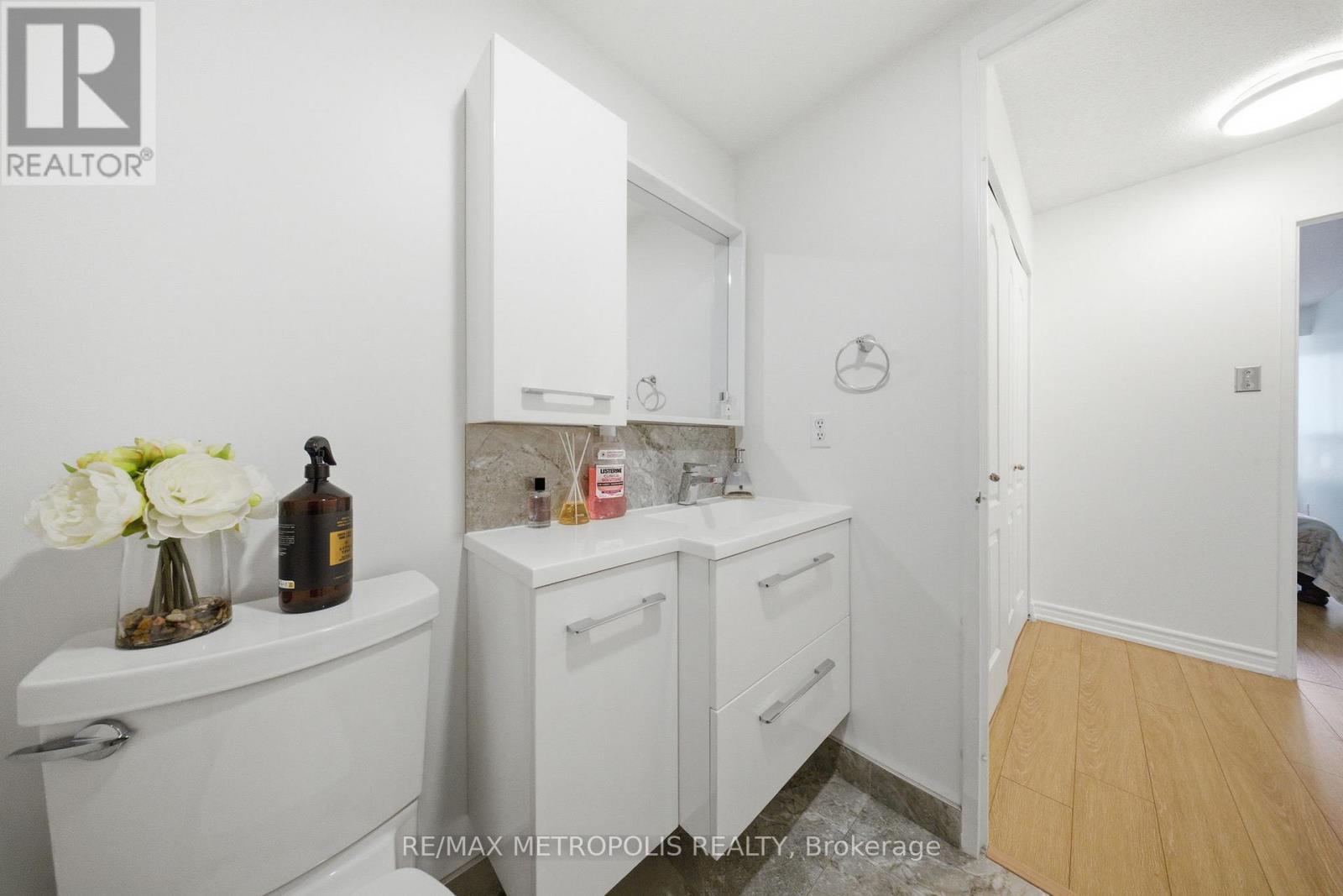 1501 - 11 Townsgate Drive, Vaughan, ON - Indoor Photo Showing Laundry Room