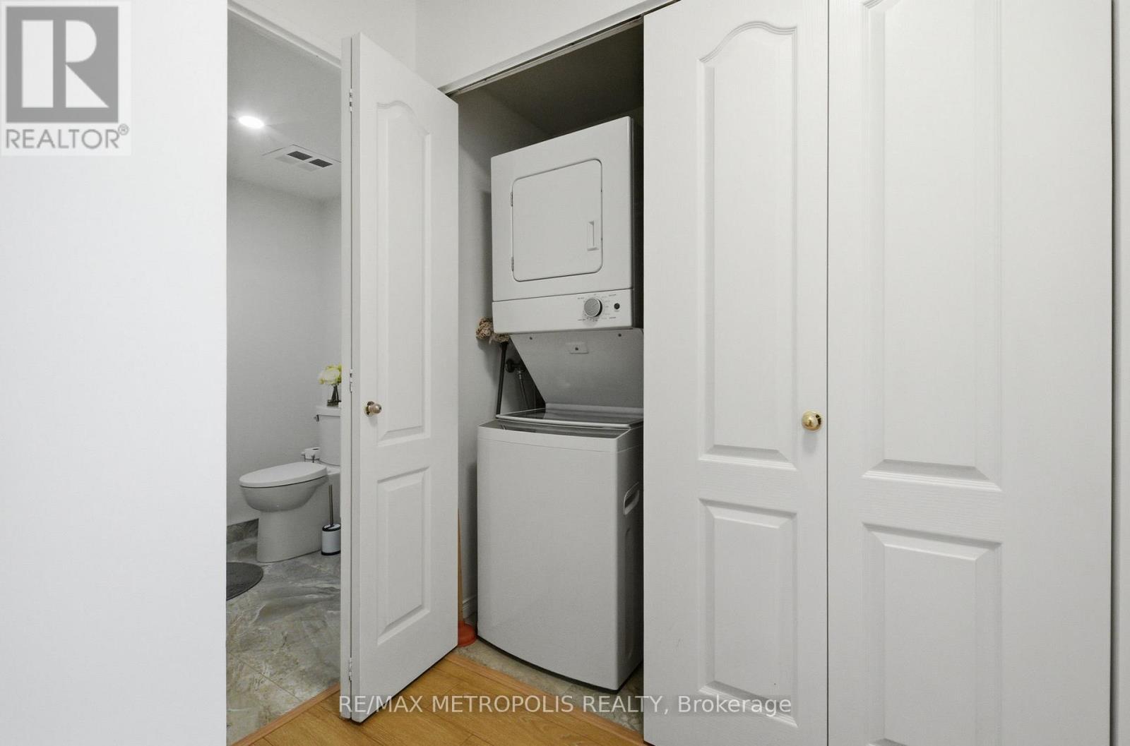 1501 - 11 Townsgate Drive, Vaughan, ON - Indoor Photo Showing Laundry Room