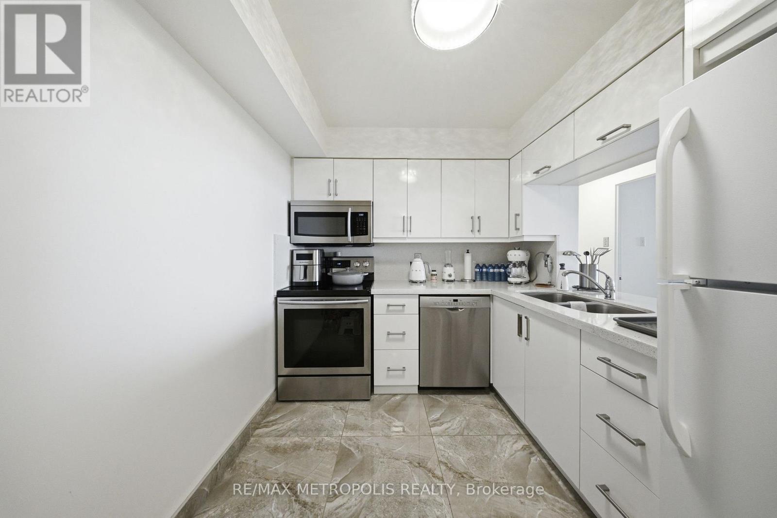 1501 - 11 Townsgate Drive, Vaughan, ON - Indoor Photo Showing Kitchen With Double Sink