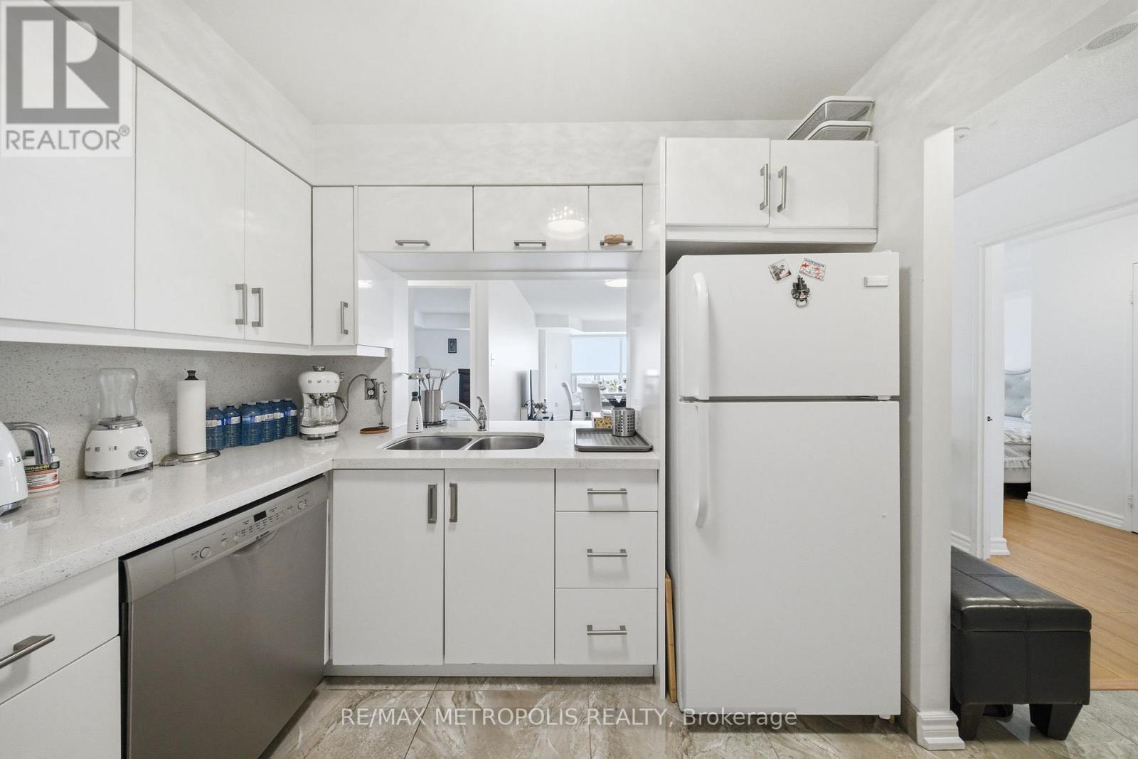 1501 - 11 Townsgate Drive, Vaughan, ON - Indoor Photo Showing Kitchen With Double Sink