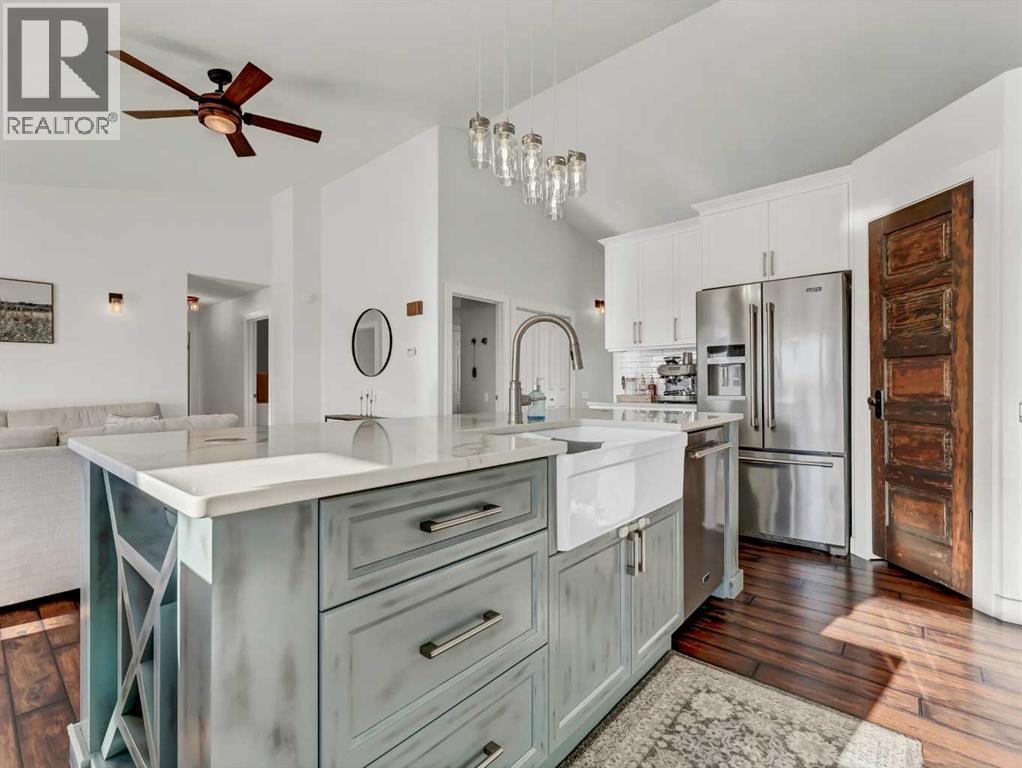 122 Redcliff Way Sw, Redcliff, AB - Indoor Photo Showing Kitchen With Upgraded Kitchen