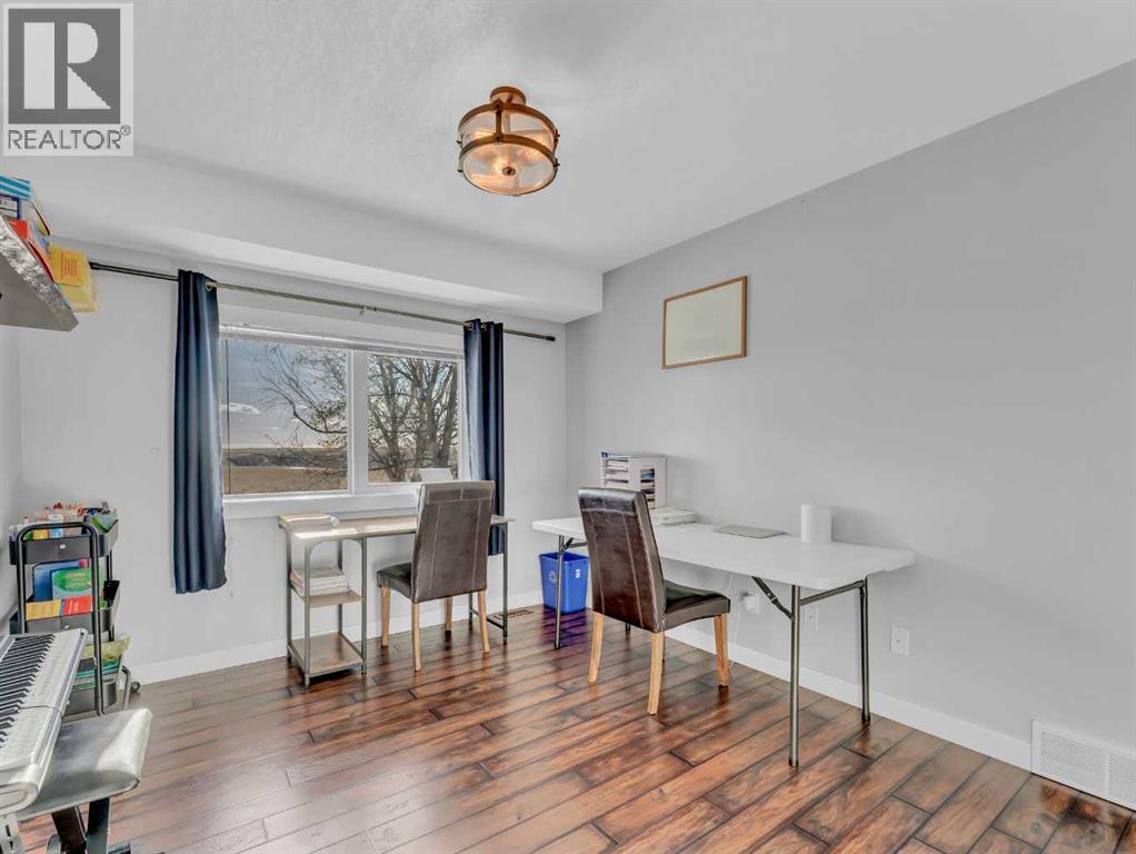 122 Redcliff Way Sw, Redcliff, AB - Indoor Photo Showing Other Room
