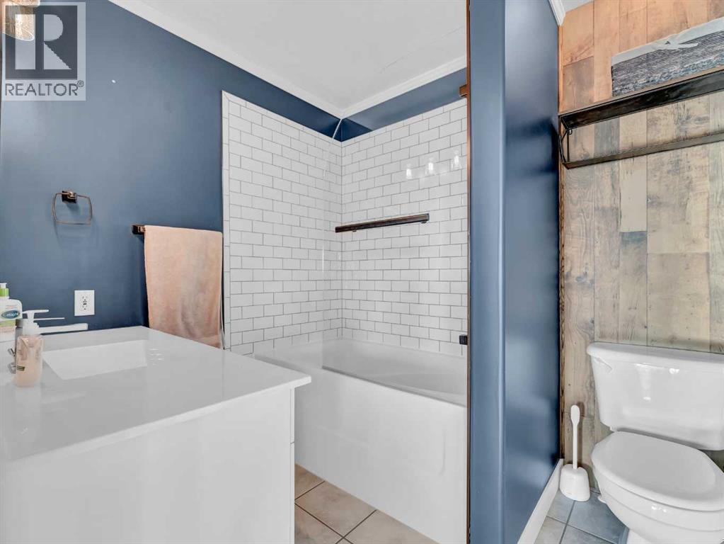 122 Redcliff Way Sw, Redcliff, AB - Indoor Photo Showing Bathroom