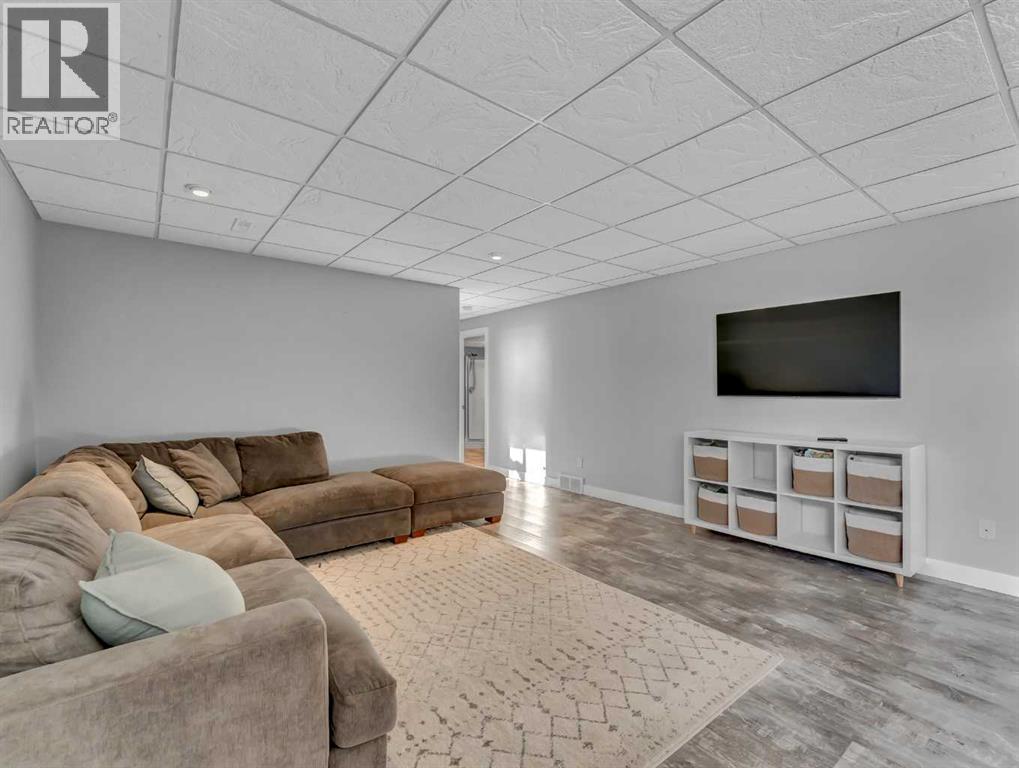 122 Redcliff Way Sw, Redcliff, AB - Indoor Photo Showing Living Room