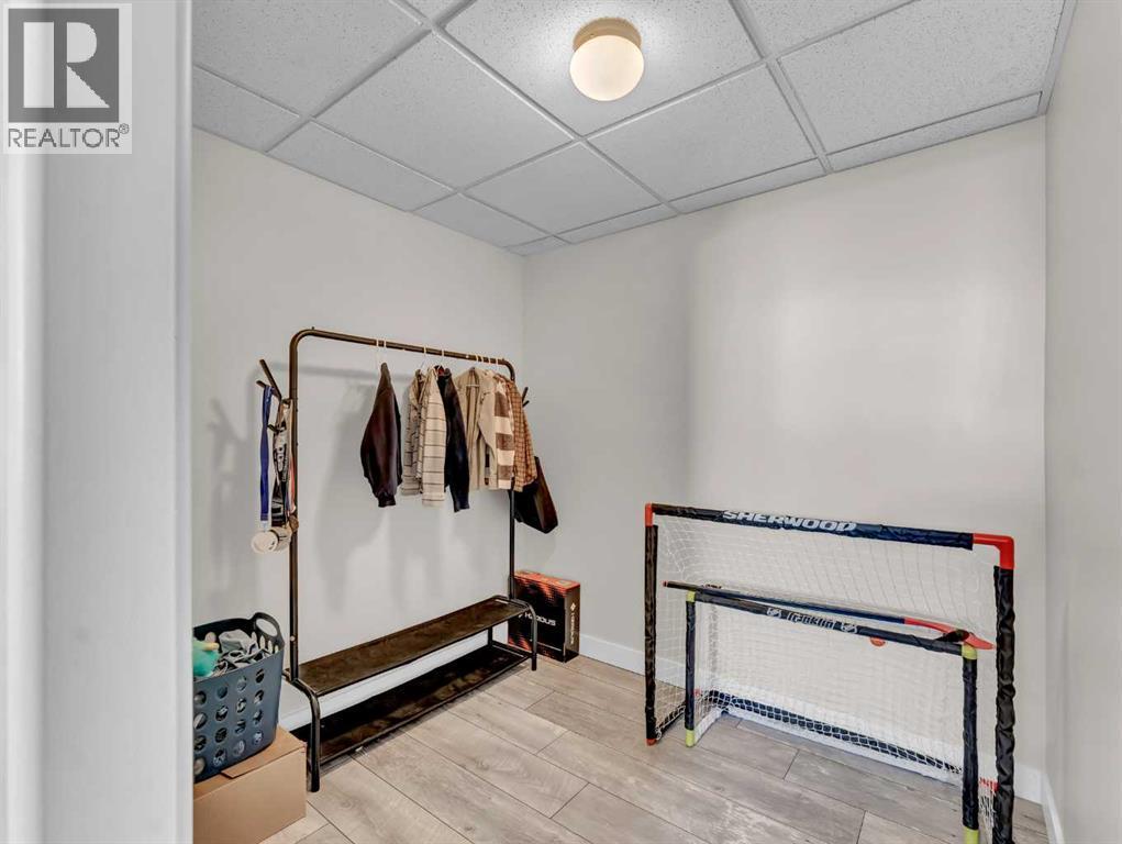 Walk-in closet in downstairs bedroom - 122 Redcliff Way Sw, Redcliff, AB - Indoor