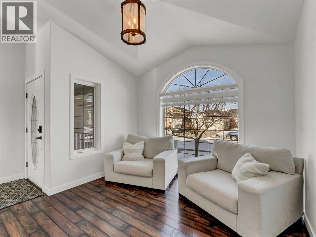 122 Redcliff Way Sw, Redcliff, AB - Indoor Photo Showing Living Room