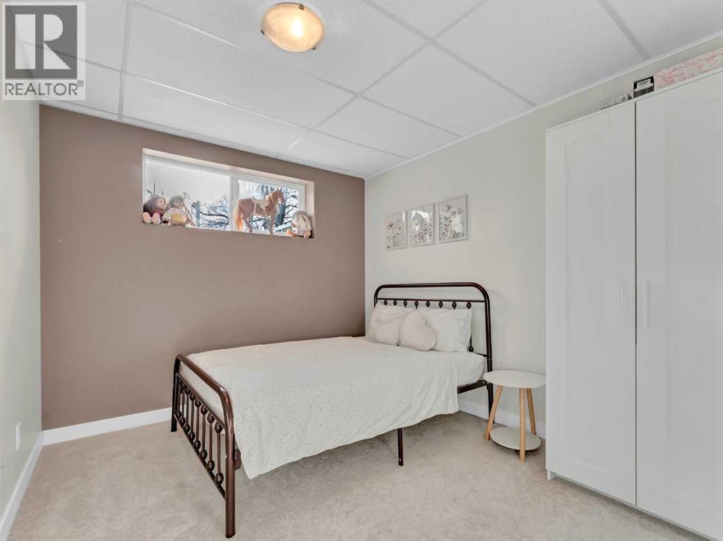 122 Redcliff Way Sw, Redcliff, AB - Indoor Photo Showing Bedroom