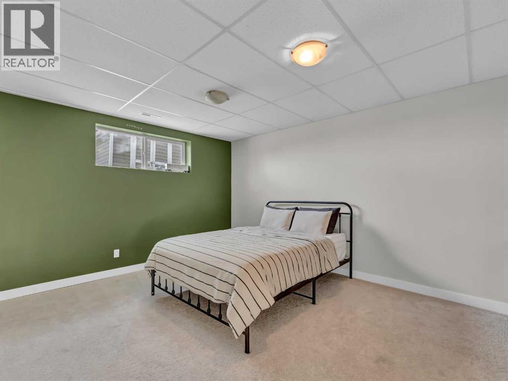 122 Redcliff Way Sw, Redcliff, AB - Indoor Photo Showing Bedroom