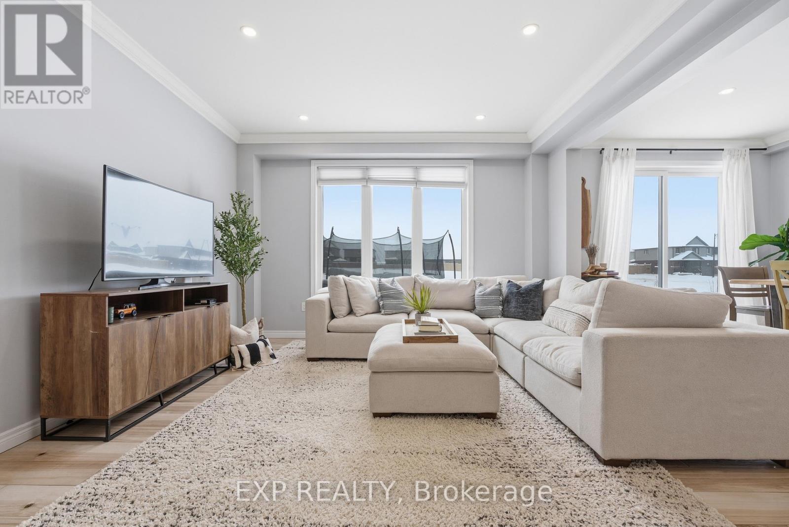 31 Miranda Path, Woolwich, ON - Indoor Photo Showing Living Room