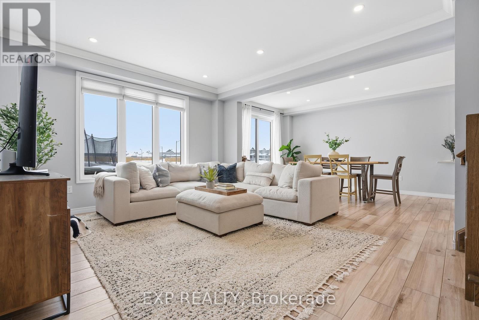 31 Miranda Path, Woolwich, ON - Indoor Photo Showing Living Room