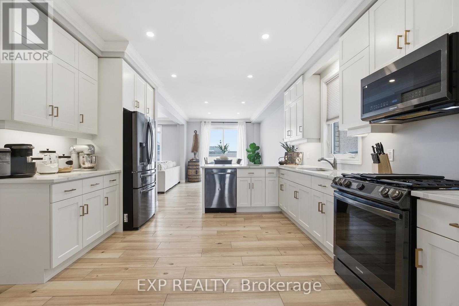 31 Miranda Path, Woolwich, ON - Indoor Photo Showing Kitchen With Upgraded Kitchen
