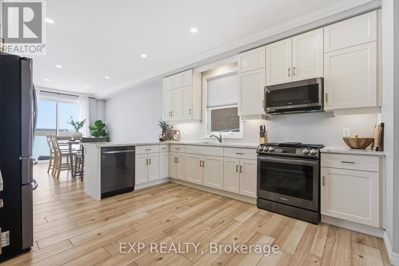 31 Miranda Path, Woolwich, ON - Indoor Photo Showing Kitchen With Upgraded Kitchen
