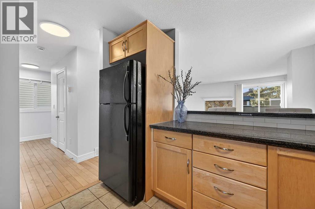 211, 25 Glamis Green Sw, Calgary, AB - Indoor Photo Showing Kitchen