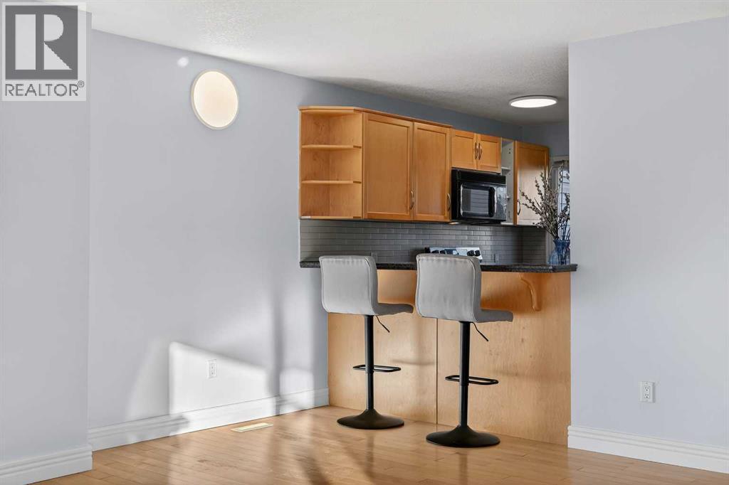 211, 25 Glamis Green Sw, Calgary, AB - Indoor Photo Showing Kitchen