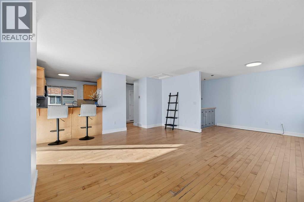 211, 25 Glamis Green Sw, Calgary, AB - Indoor Photo Showing Other Room