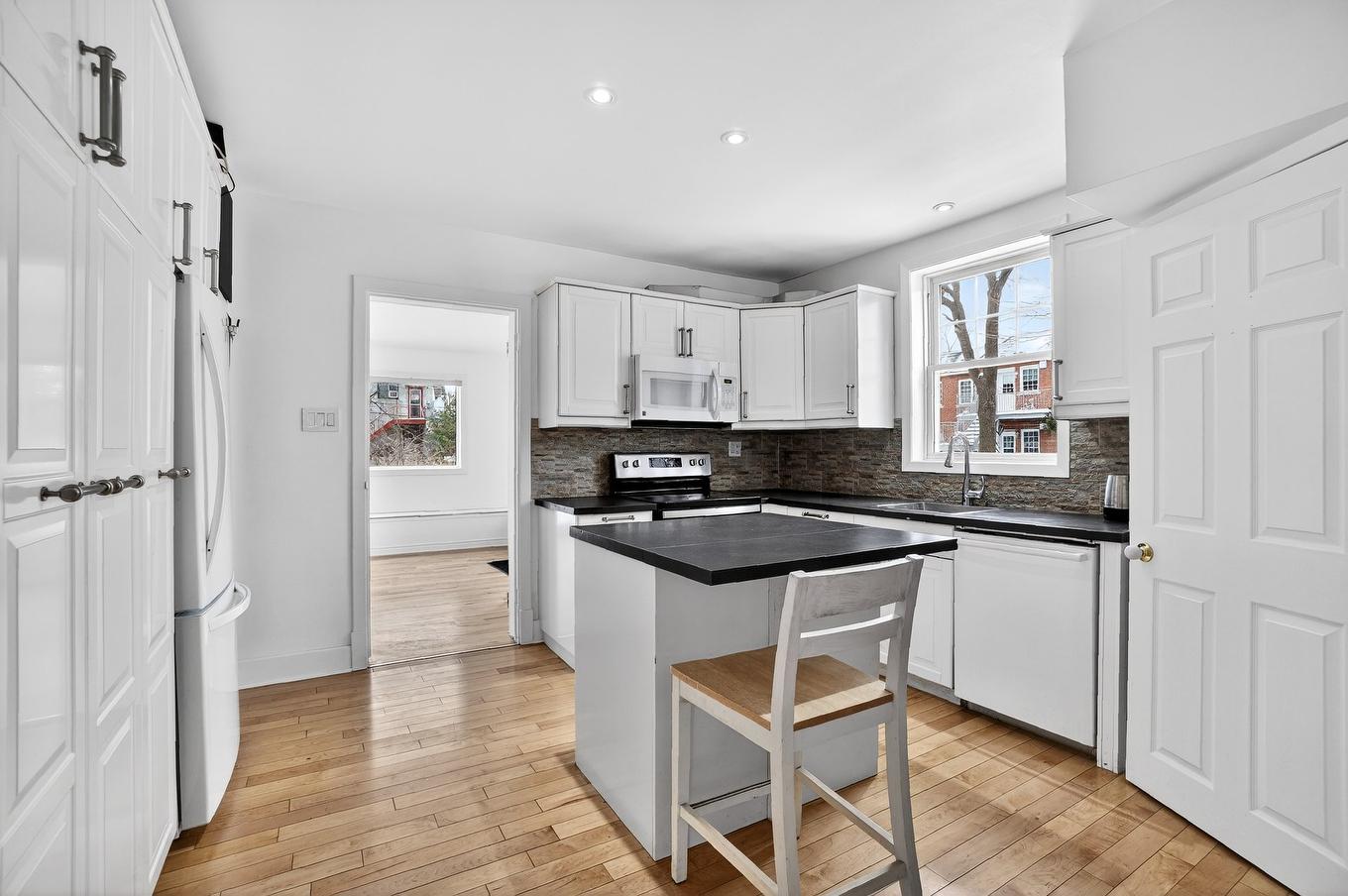 Kitchen - 725 Rue Gohier, Montréal (Saint-Laurent), QC - Indoor Photo Showing Kitchen