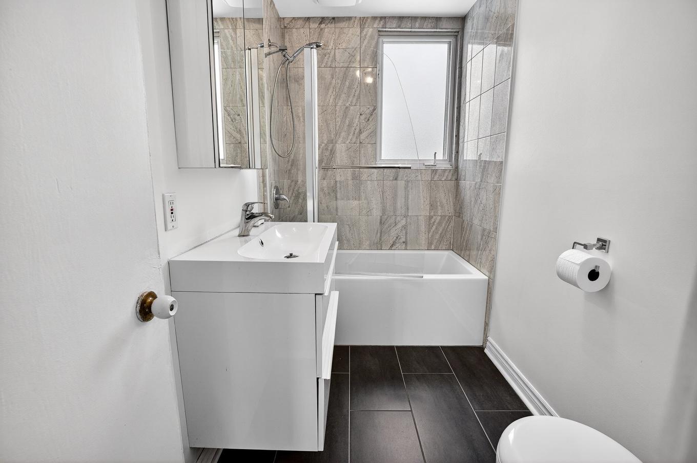 Bathroom - 725 Rue Gohier, Montréal (Saint-Laurent), QC - Indoor Photo Showing Bathroom