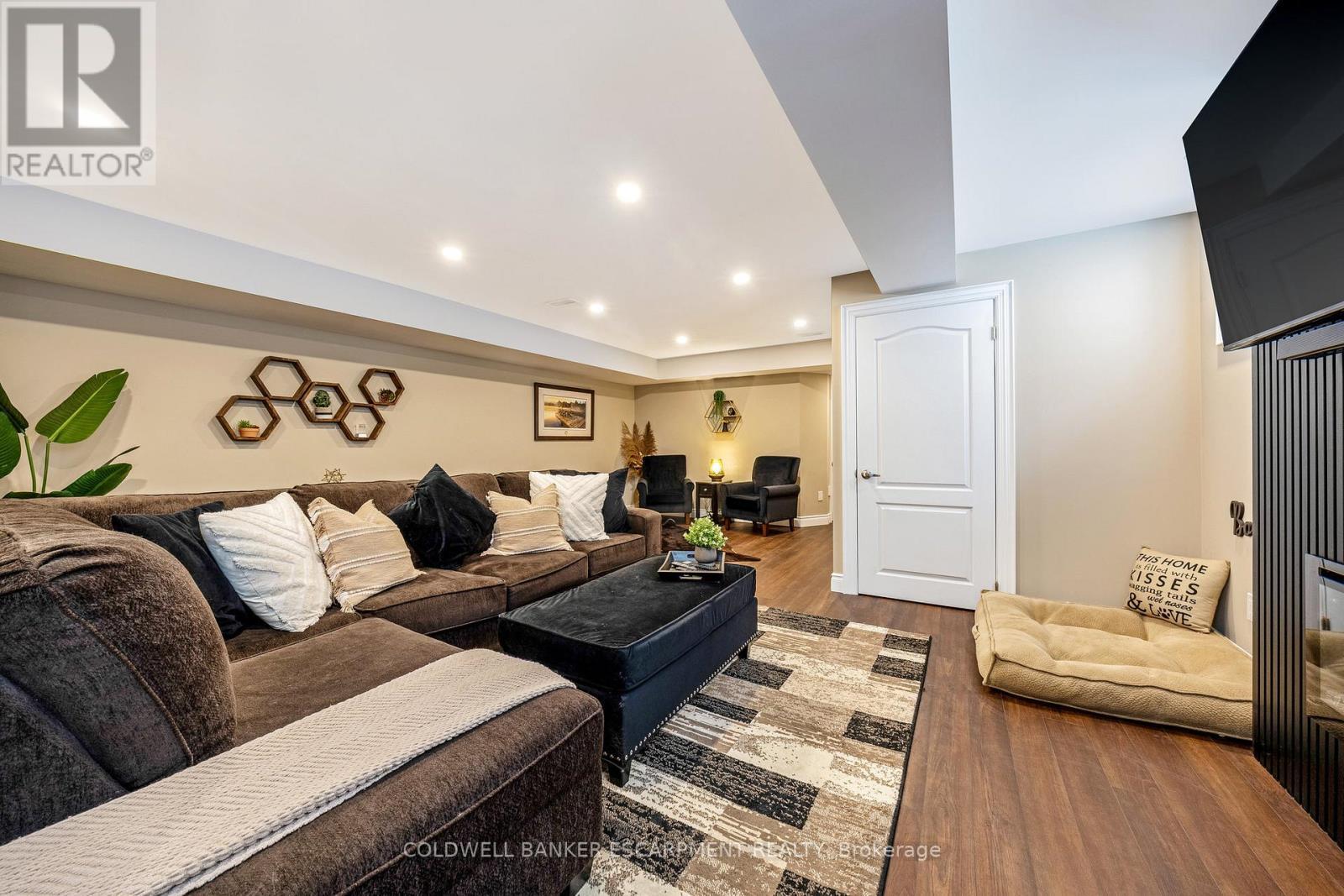 107 Taylor Avenue, Guelph/Eramosa, ON - Indoor Photo Showing Living Room