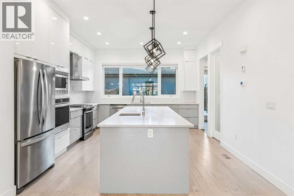2409 28 Avenue Sw, Calgary, AB - Indoor Photo Showing Kitchen With Upgraded Kitchen