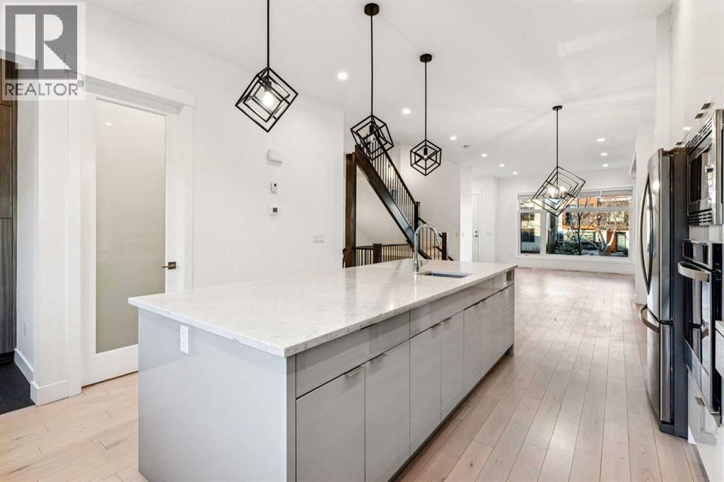 2409 28 Avenue Sw, Calgary, AB - Indoor Photo Showing Kitchen With Upgraded Kitchen