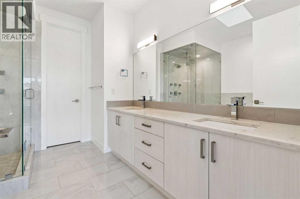 2409 28 Avenue Sw, Calgary, AB - Indoor Photo Showing Bathroom