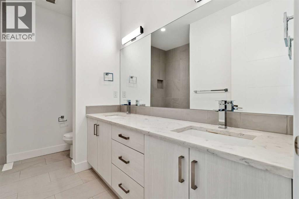 2409 28 Avenue Sw, Calgary, AB - Indoor Photo Showing Bathroom