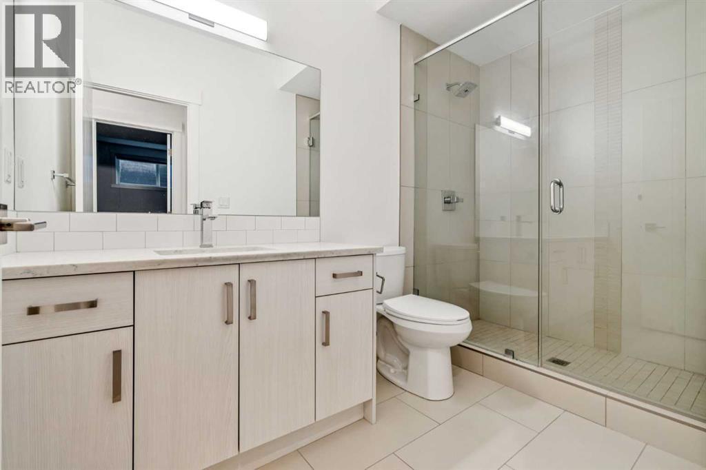 2409 28 Avenue Sw, Calgary, AB - Indoor Photo Showing Bathroom