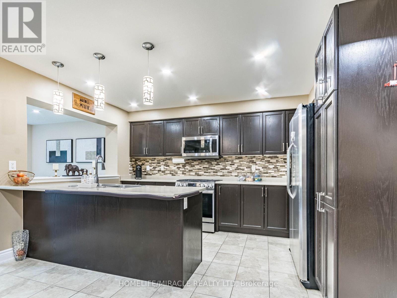 # 143 - 1035 Victoria Road S, Guelph, ON - Indoor Photo Showing Kitchen With Upgraded Kitchen