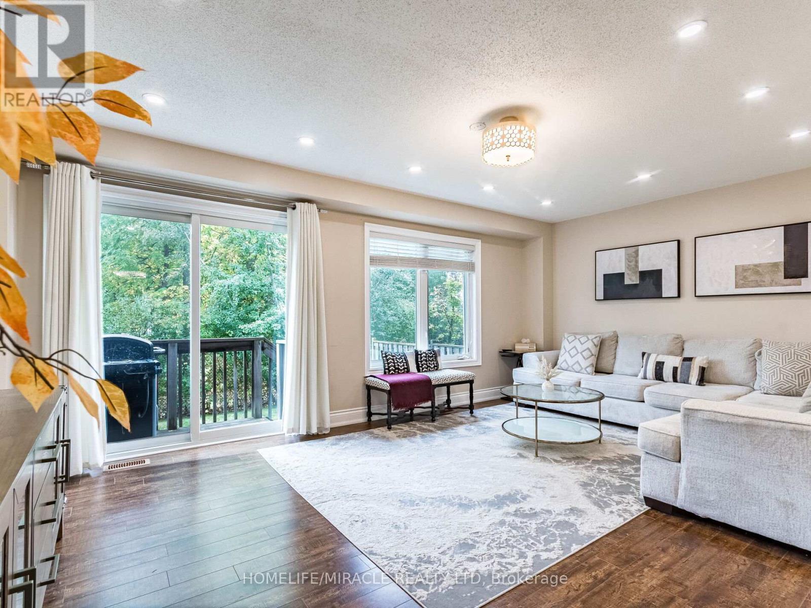 # 143 - 1035 Victoria Road S, Guelph, ON - Indoor Photo Showing Living Room